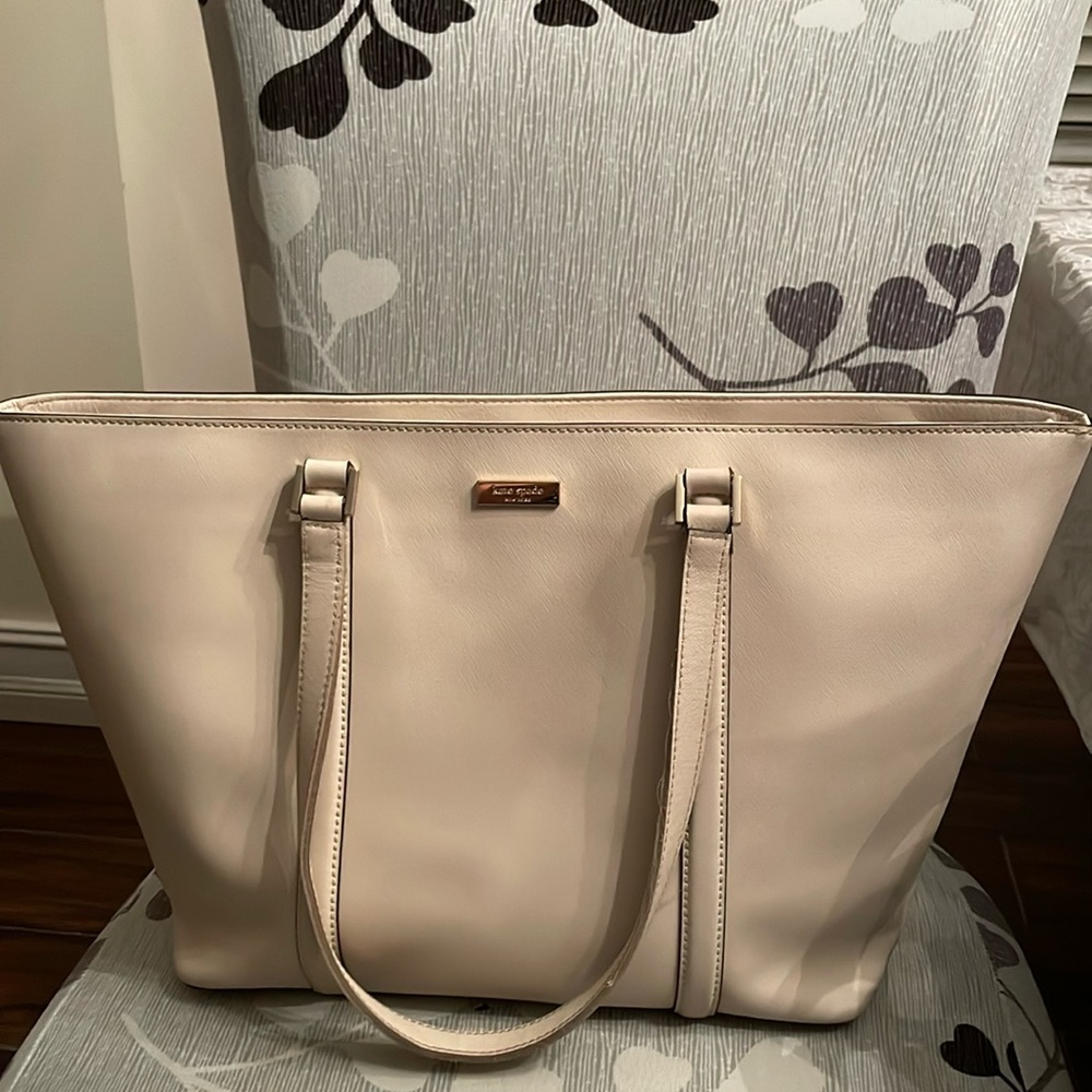 Large Kate Spade tote pre owned  see photos. Top zipper closure.
